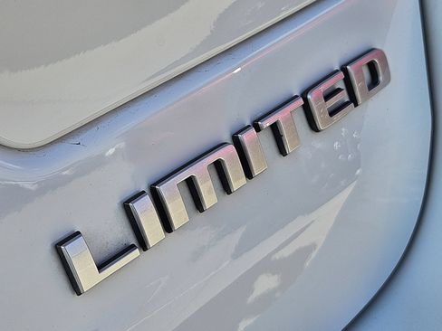 Used 2025 Jeep Grand Cherokee Limited RWD image 14