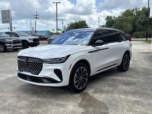 Used 2025 Lincoln Nautilus Reserve image 3