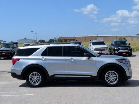Used 2025 Ford Explorer Active RWD image 9