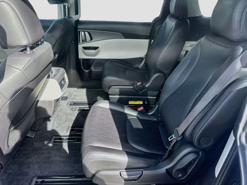 Used 2023 Kia Carnival LX FWD image 21