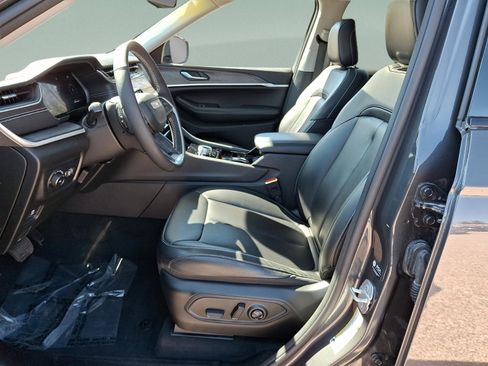 Certified 2023 Jeep Grand Cherokee Limited AWD/4WD image 14