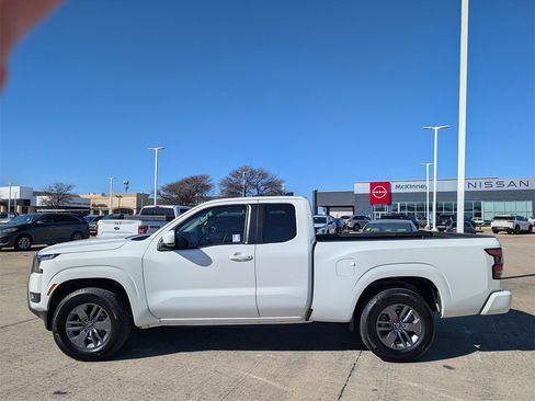 Certified 2025 Nissan Frontier SV image 3