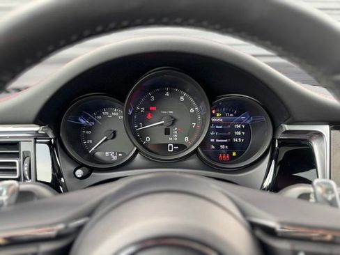 Certified 2025 Porsche Macan AWD/4WD image 21