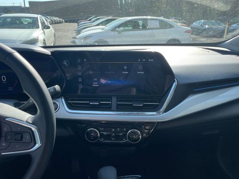 Used 2025 Chevrolet Trax LT w/ LT Convenience Package image 17