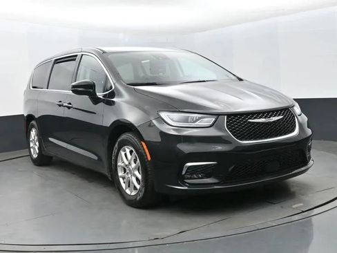 Used 2024 Chrysler Pacifica Touring-L FWD image 2