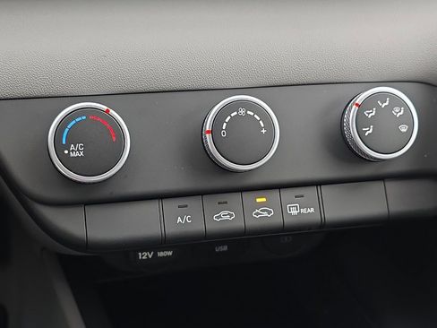 Used 2025 Hyundai Elantra SE image 18