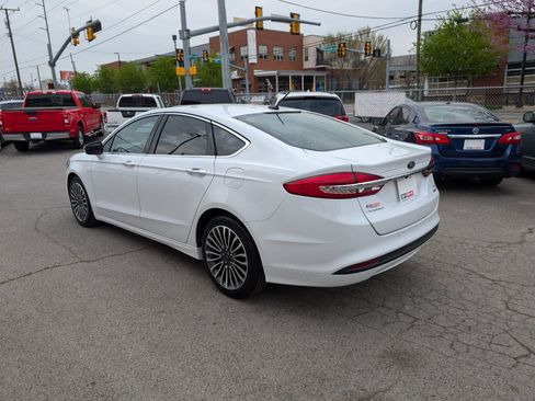 Used 2018 Ford Fusion SE w/ Fusion SE Technology Package FWD image 8