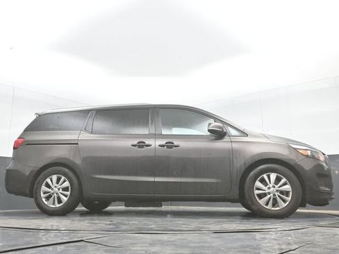 Used 2017 Kia Sedona LX w/ LX Essentials Premium Package FWD image 34