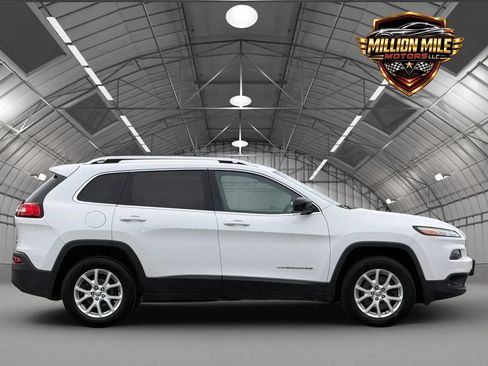 Used 2016 Jeep Cherokee Latitude w/ Cold Weather Group AWD/4WD image 7
