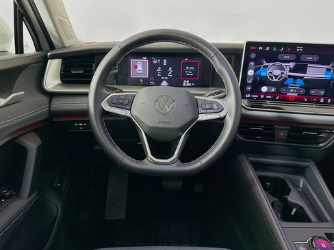 Used 2025 Volkswagen Tiguan SE AWD/4WD image 15