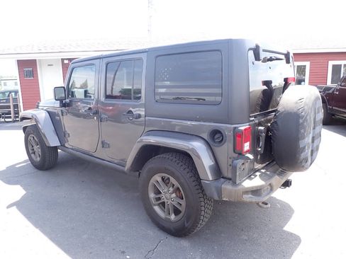 Used 2017 Jeep Wrangler Unlimited Sahara AWD/4WD image 4