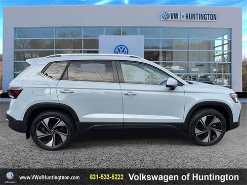 Certified 2025 Volkswagen Taos SE w/ Panoramic Sunroof Package image 2