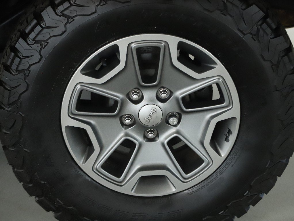 Used 2017 Jeep Wrangler Rubicon w/ Connectivity Group AWD/4WD image 32