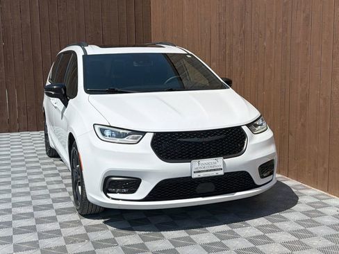 Used 2025 Chrysler Pacifica Limited FWD image 14