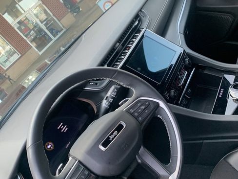 Used 2023 Jeep Grand Cherokee L Laredo image 3