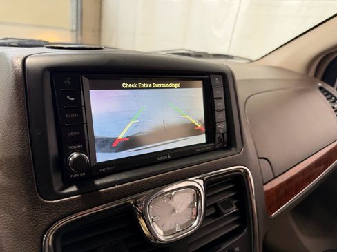 Used 2015 Chrysler Town & Country Touring FWD image 29