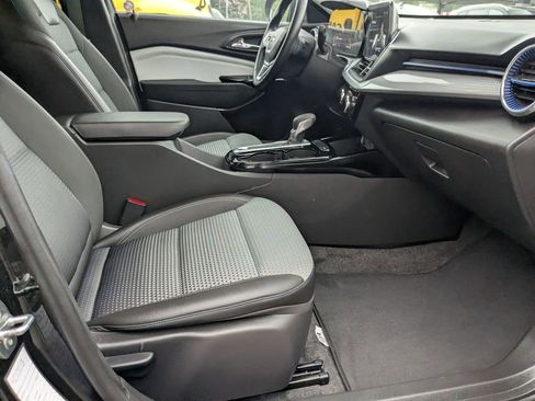 Used 2025 Chevrolet Trax LT w/ LT Convenience Package FWD image 26
