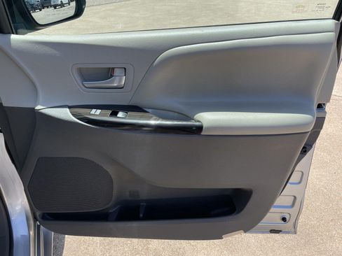 Used 2015 Toyota Sienna XLE Premium FWD image 56
