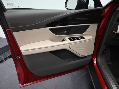 Used 2025 Lincoln Nautilus Premier image 9