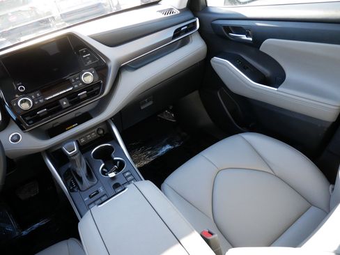 Certified 2024 Toyota Highlander XLE image 11