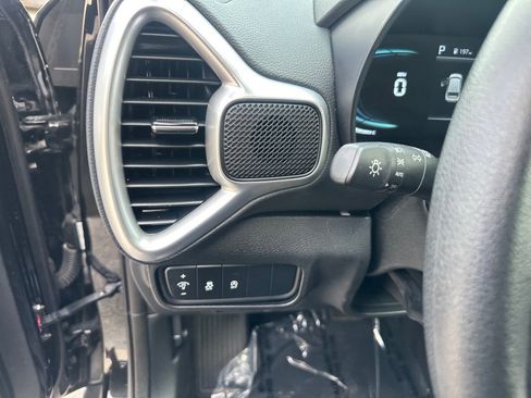 Used 2025 Kia Soul LX w/ LX Technology Package FWD image 13