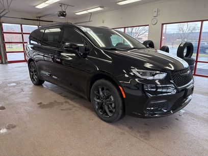 New 2026 Chrysler Pacifica Select w/ S Appearance Package