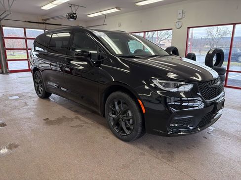 New 2026 Chrysler Pacifica Select w/ S Appearance Package image 1
