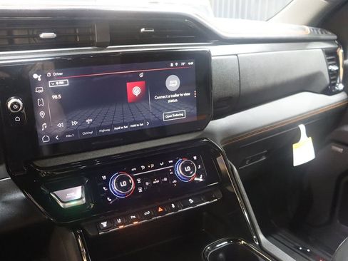 Used 2025 GMC Sierra 2500 AT4 image 61