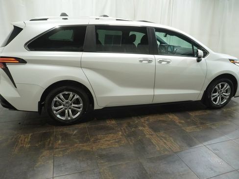 Used 2024 Toyota Sienna Platinum AWD/4WD image 4