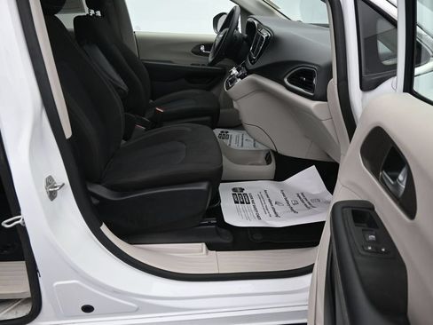 Used 2023 Chrysler Voyager LX FWD image 13