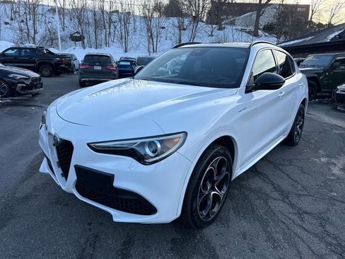 Used 2022 Alfa Romeo Stelvio Veloce image 2