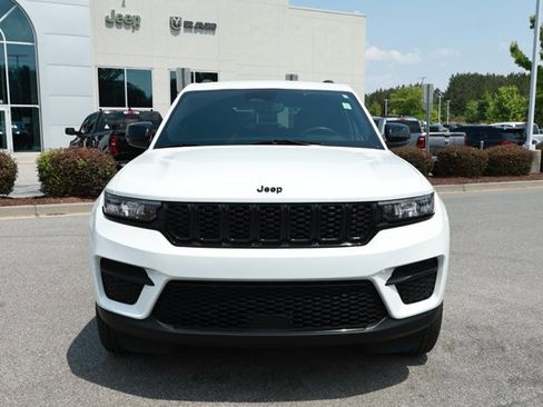 Used 2024 Jeep Grand Cherokee Altitude AWD/4WD image 2