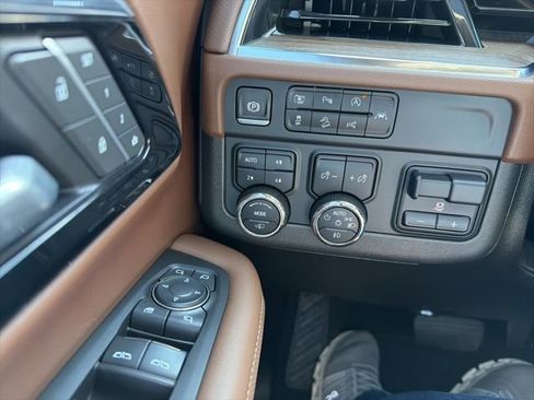 Used 2025 Chevrolet Suburban High Country AWD/4WD image 37