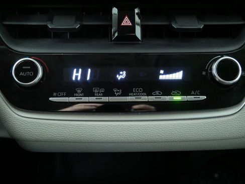 Used 2021 Toyota Corolla LE image 29