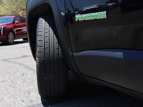 Used 2018 Jeep Renegade Latitude FWD image 7