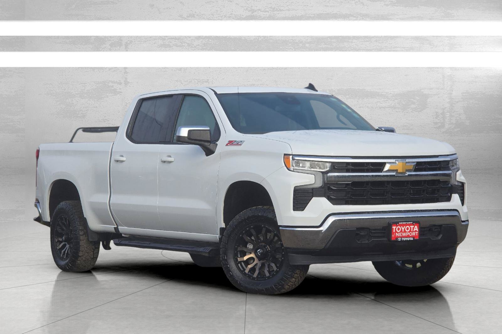 Used 2024 Chevrolet Silverado 1500 LT w/ Z71 Off-Road Package AWD/4WD image 2