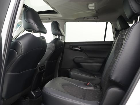 Used 2024 Toyota Highlander XLE AWD/4WD image 20