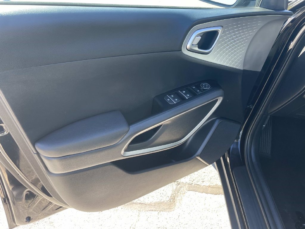 Used 2025 Kia Soul LX FWD image 16