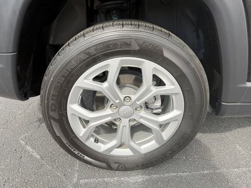 Used 2024 Jeep Compass Latitude image 41