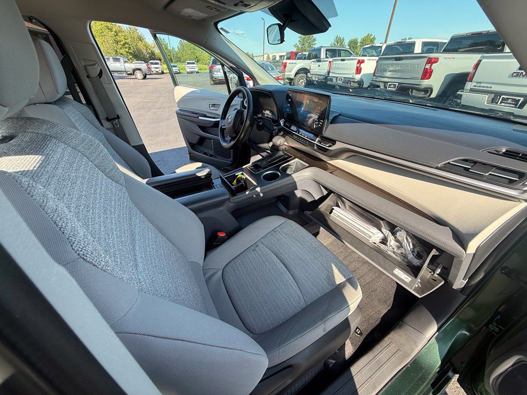 Used 2023 Toyota Sienna LE FWD image 13