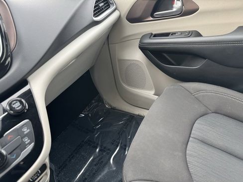 Used 2024 Chrysler Voyager LX image 22