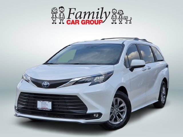 Used 2025 Toyota Sienna XLE FWD image 1