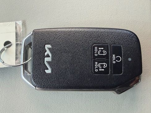 Used 2023 Kia Carnival EX FWD image 37