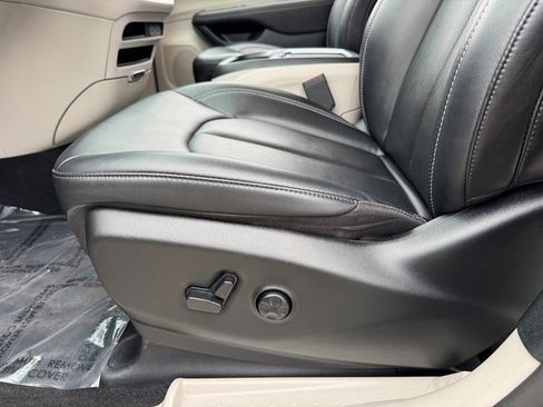 Used 2024 Chrysler Pacifica Touring-L image 15