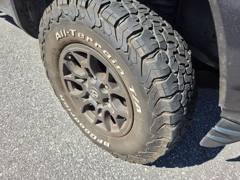 Used 2020 Toyota Tacoma SR5 AWD/4WD image 4