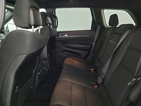 Used 2019 Jeep Grand Cherokee Laredo w/ Security & Convenience Group AWD/4WD image 18