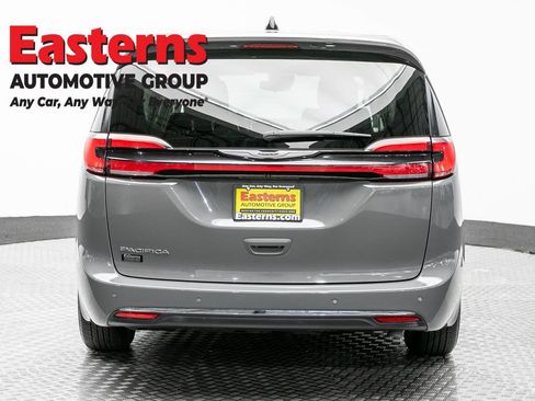 Used 2023 Chrysler Pacifica Touring-L FWD image 6
