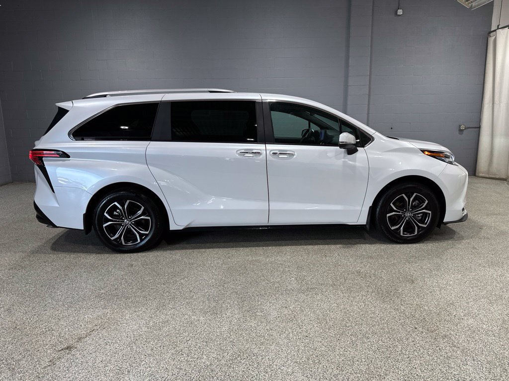 Used 2026 Toyota Sienna Platinum AWD/4WD image 2