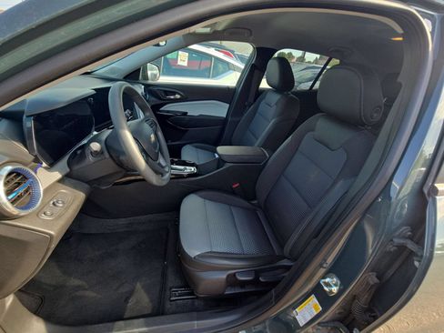 Used 2025 Chevrolet Trax LT FWD image 9