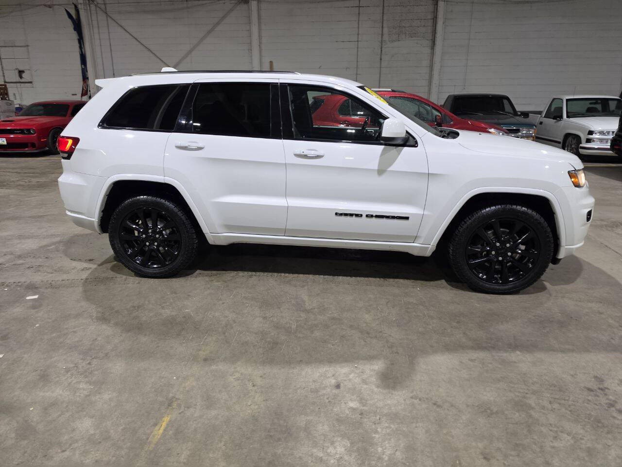 Used 2019 Jeep Grand Cherokee Altitude AWD/4WD image 16